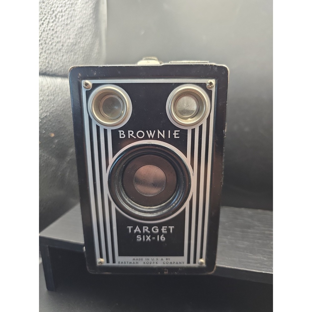 Brownie Target Six-16 Art Deco Box Camera - Eastman Kodak USA - 1940s - VINTAGE